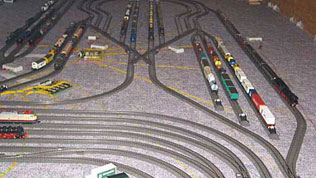 Foto der Spielbahn - Blick auf die Anbindung des Ovals mit den Abstellgleisen an die Hauptovale
